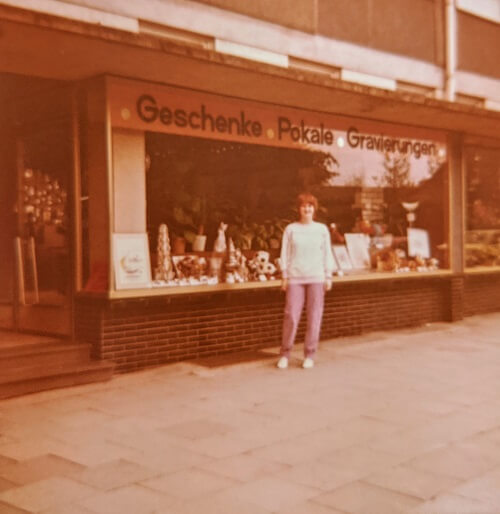 Heike Feldmann vor dem damaligen Pokalgeschäft in Heiligenhaus.