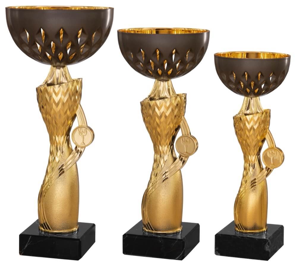 Goldfarbener Pokal mit braunem strukturiertem Kelch