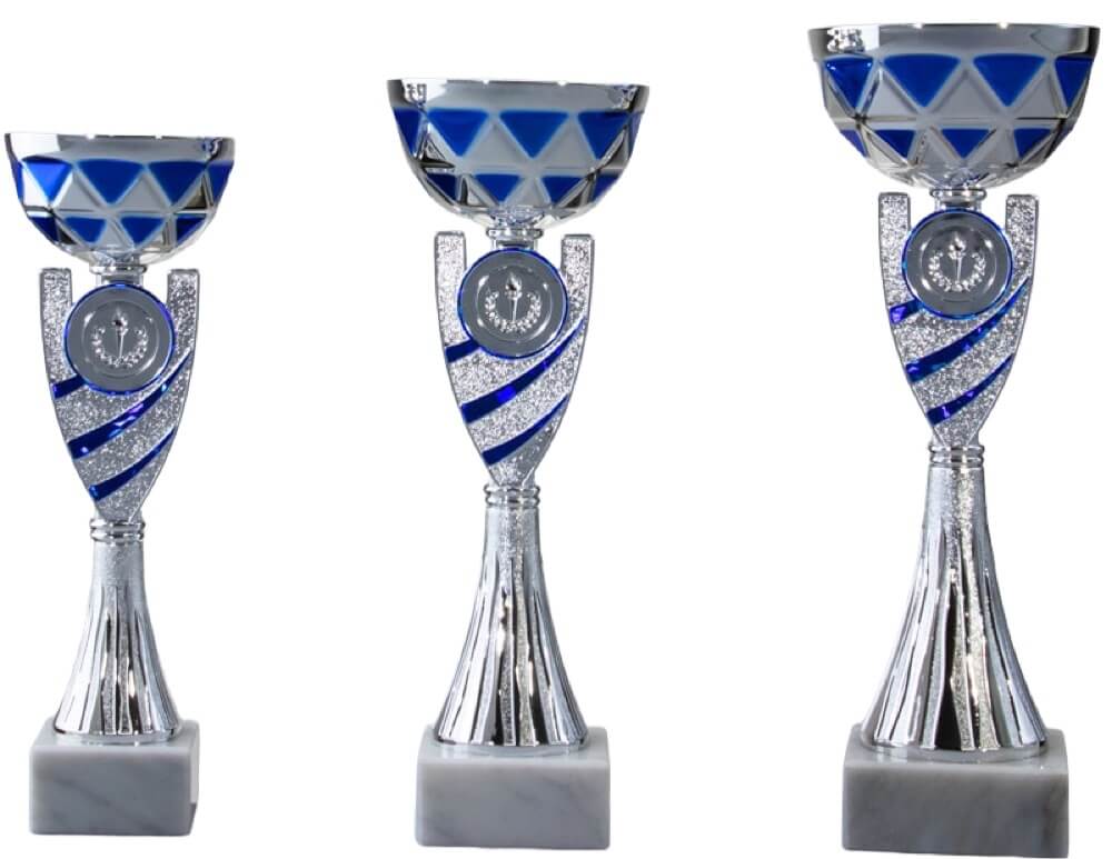 Silberfarbener Pokal mit Figur und blauem wellenförmigem Kelch