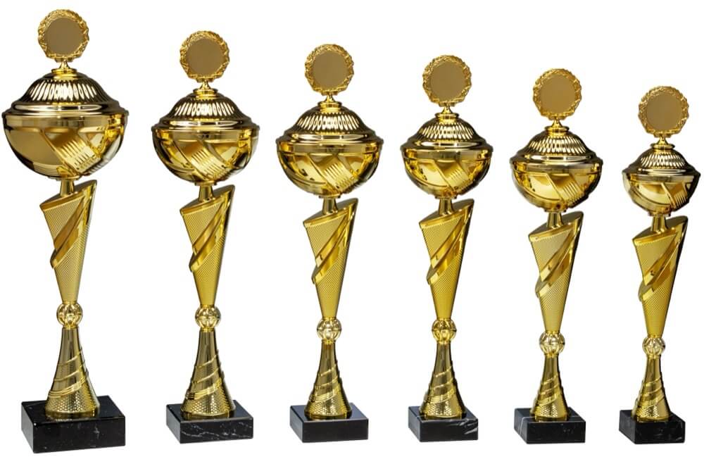 Kunstvoll gestalteter Goldpokal mit festem Deckel