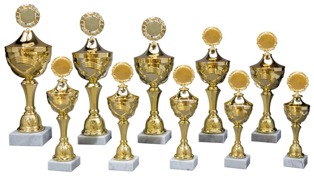 Eleganter Goldpokal mit detailreicher Verzierung und festem Deckel