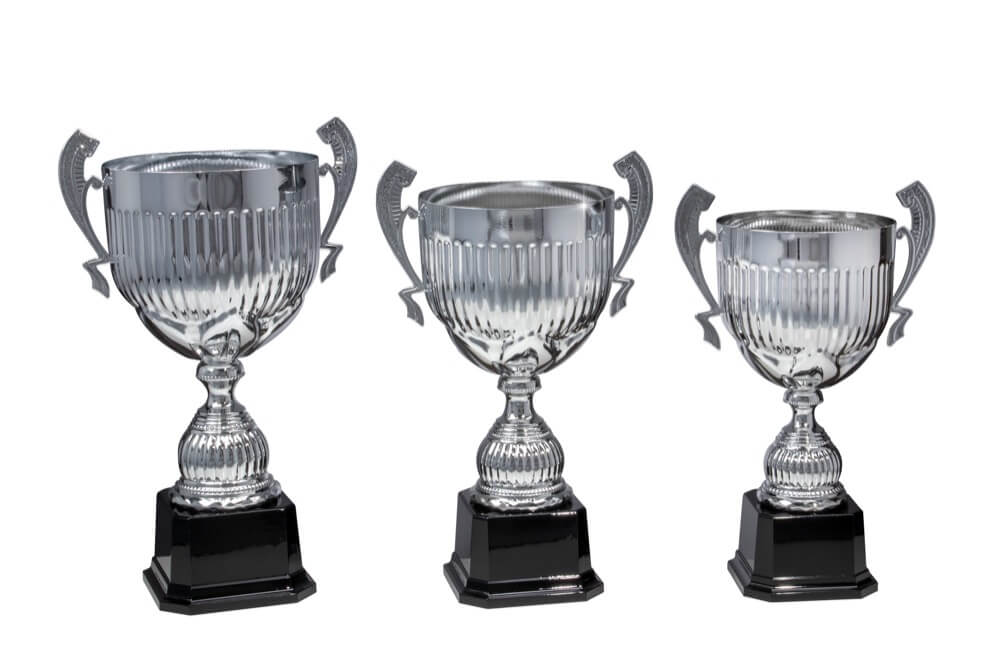 Henkelpokal mit Metalldeckel und vertikalem Rillendekor