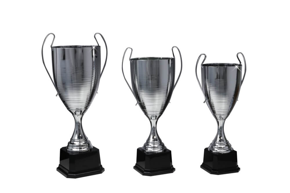 Henkelpokal mit Ober- und Unterteil aus Metall