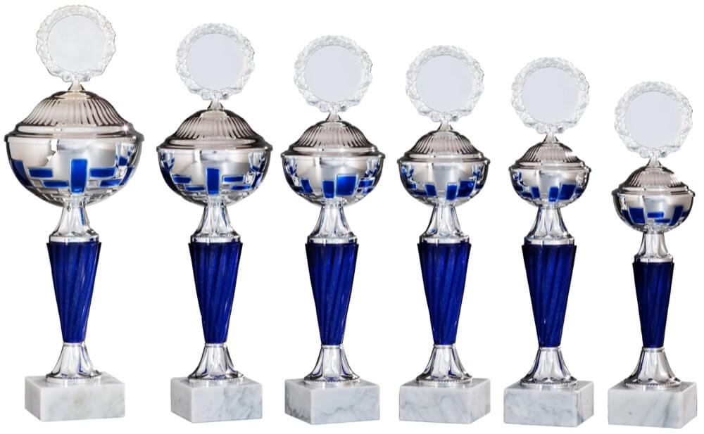 Silberpokal mit blauen Akzenten und losem Deckel