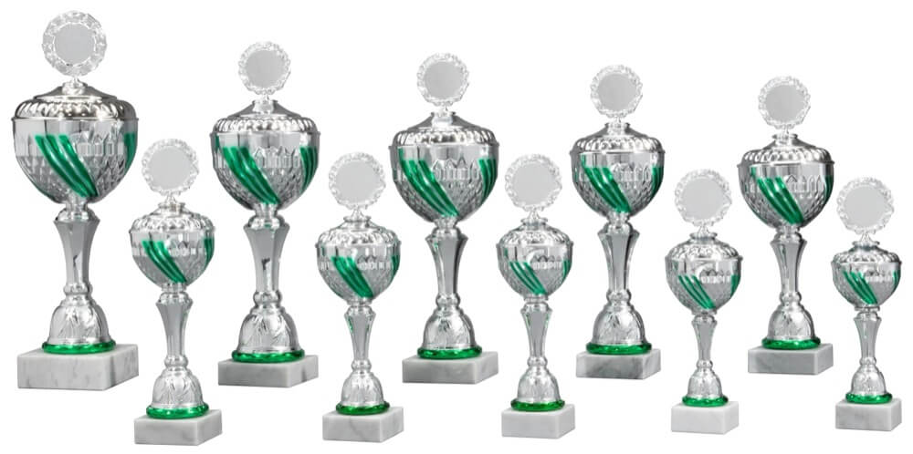 Silberfarbener Pokal mit herzförmigem Kelch und grünen Akzenten