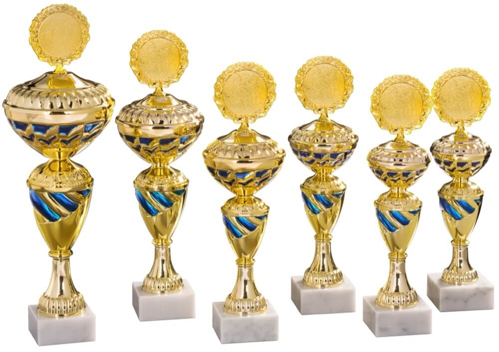 Goldener Pokal mit blauen Akzenten und losem Deckel