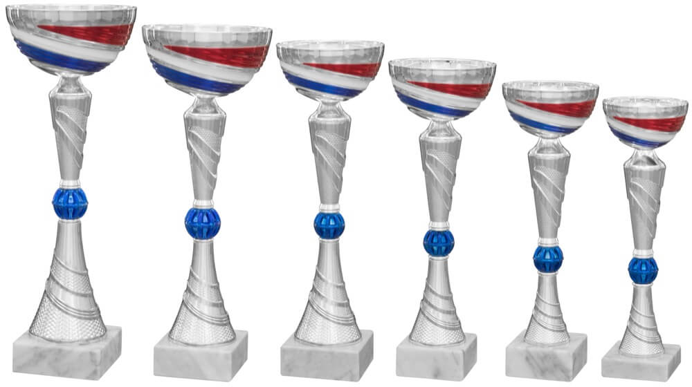 Silberfarbener Pokal mit konischem Design und blauem Akzent