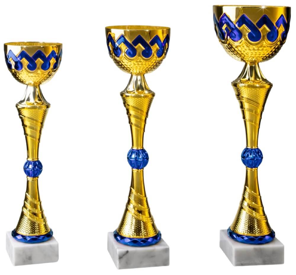 Goldfarbener Kelchpokal mit blauem Wellenmuster