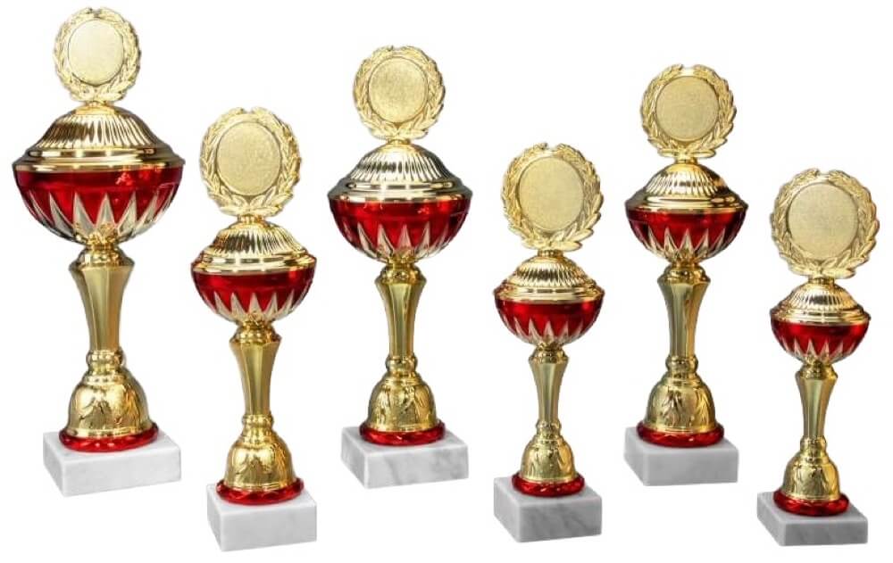 Goldener Pokal mit roten Akzenten und losem Deckel