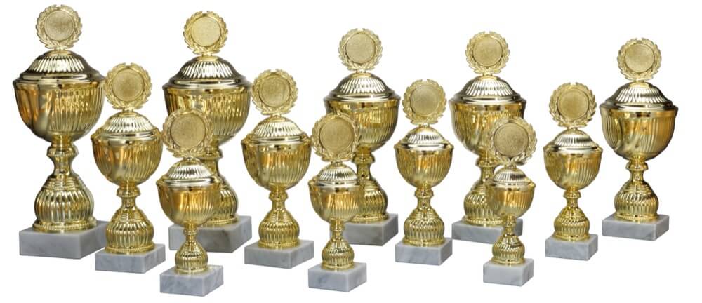 Goldfarbener Pokal mit strukturiertem Kelch