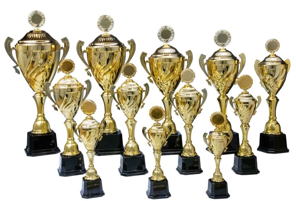 Goldener Henkelpokal mit Wellendesign