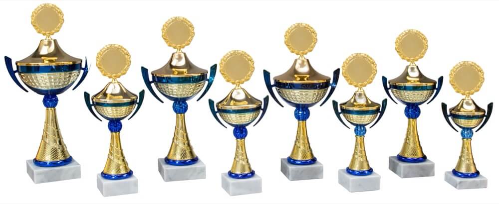 Goldener Pokal mit blauen Akzenten und losem Deckel