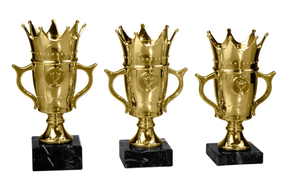 Goldfarbener Pokal mit Kronenverzierung