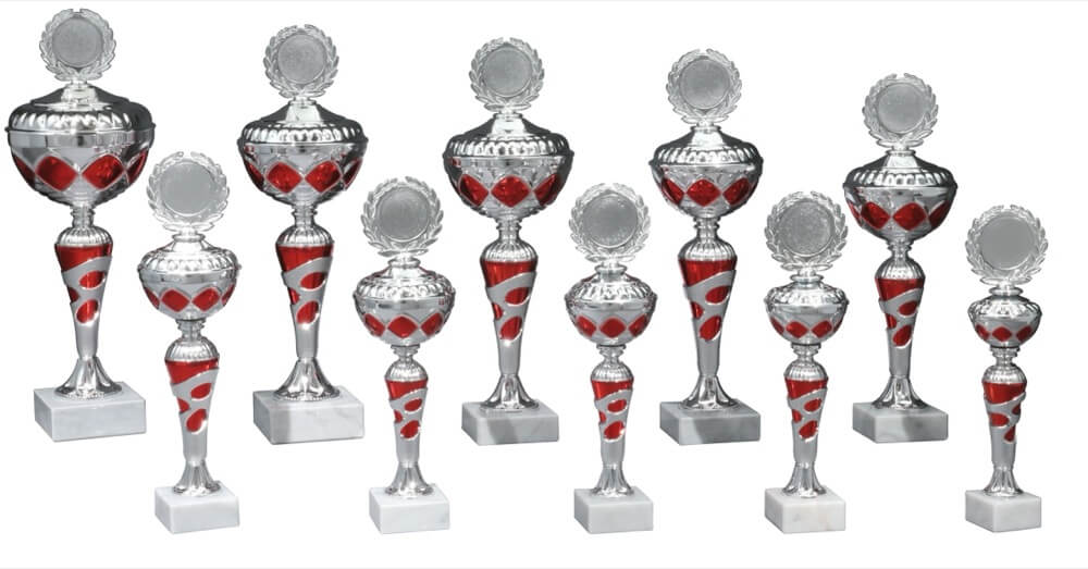 Silberpokal mit roten Akzenten und festem Deckel