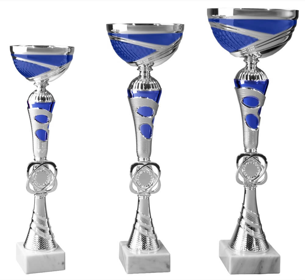 Silberfarbener Pokal mit Schale und blauen Spiralstreifen