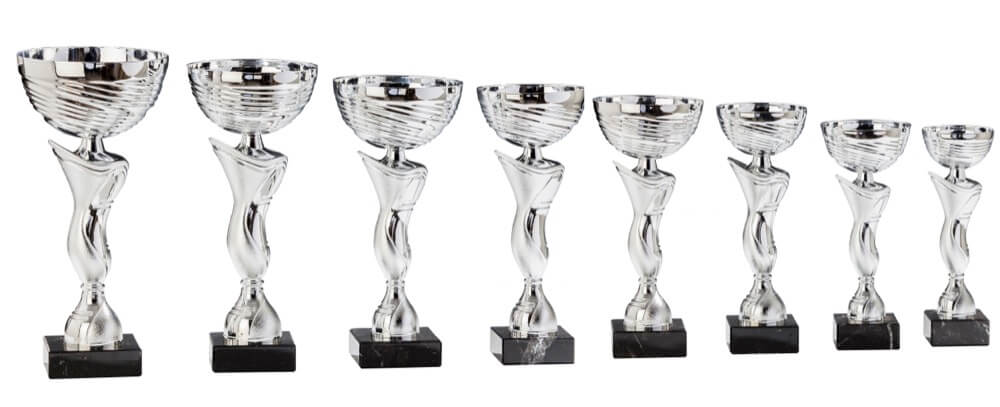 Silberfarbener Pokal mit geripptem Kelch und verdrehtem Fuß