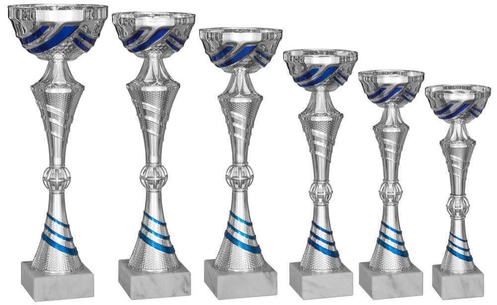 Silberfarbener Pokal mit Schale und blauen Spiralstreifen