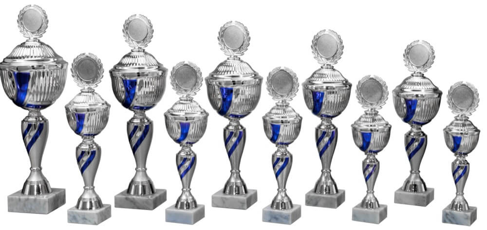 Silberfarbener Pokal mit strukturiertem Kelch und blauen Akzenten