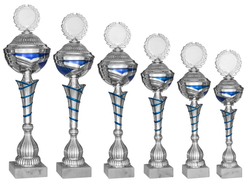 Silberpokal mit blauen Akzenten und festem Deckel