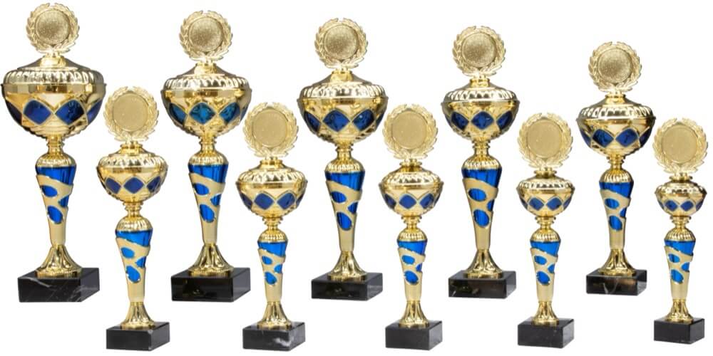 Goldener Pokal mit blauen Akzenten und festem Deckel