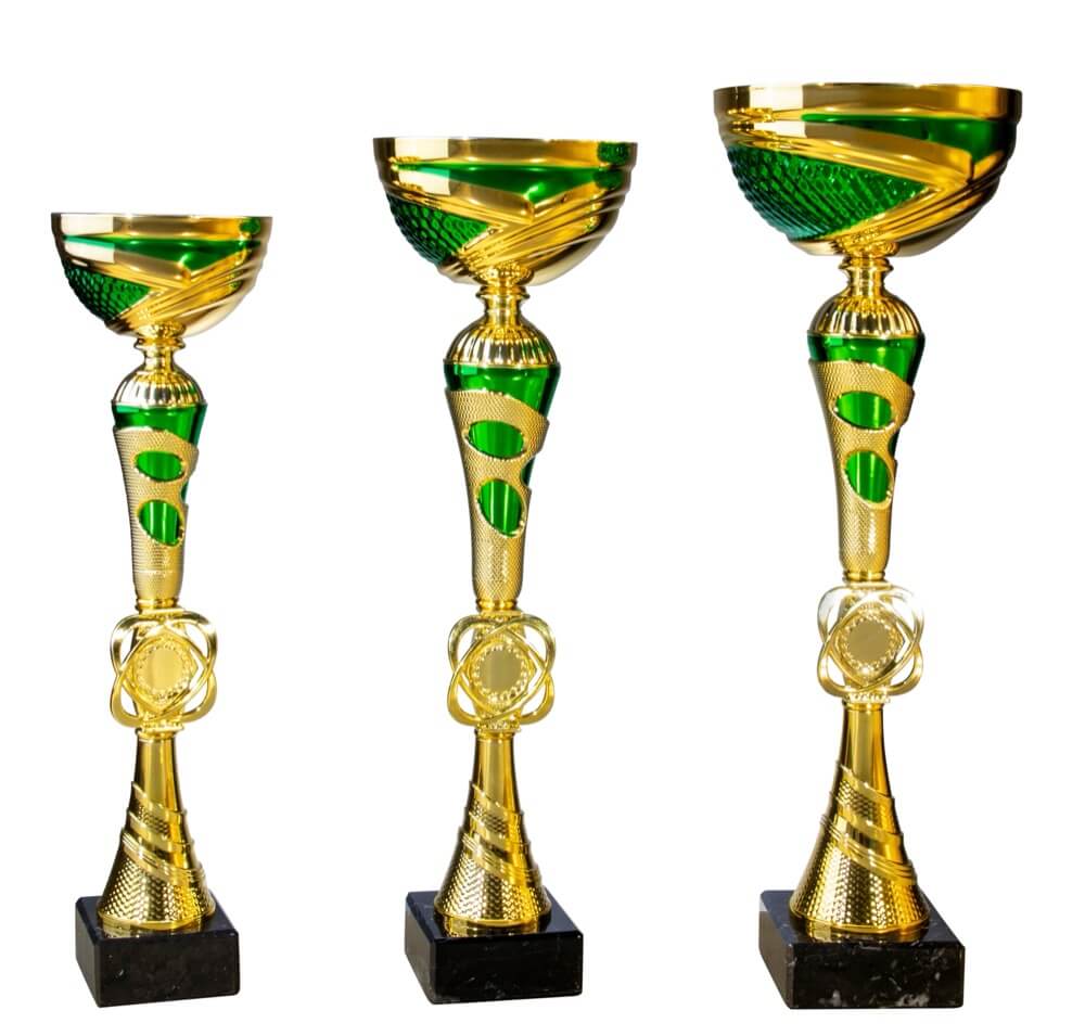 Goldfarbener Pokal mit Schale und grünen Spiralstreifen