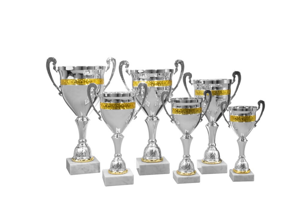 Silberfarbener Henkelpokal mit goldenem Band auf Marmorsockel