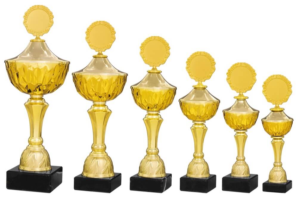 Kunstvoll gestalteter Goldpokal mit festem Deckel