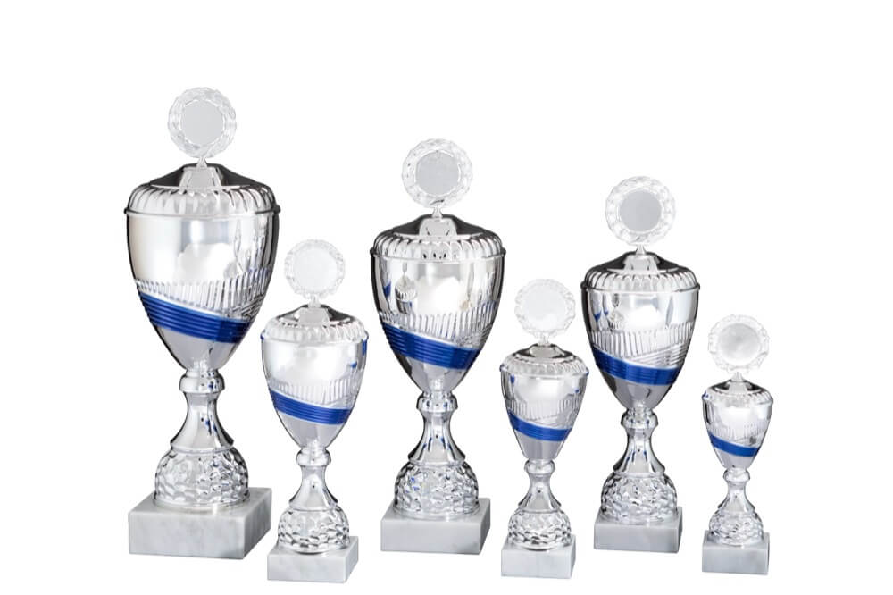 Henkelpokal mit blau-silbernem Design und losem Deckel