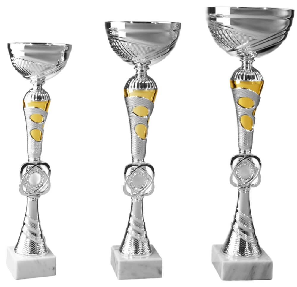 Silberfarbener Pokal mit Schale und gelben Spiralakzenten