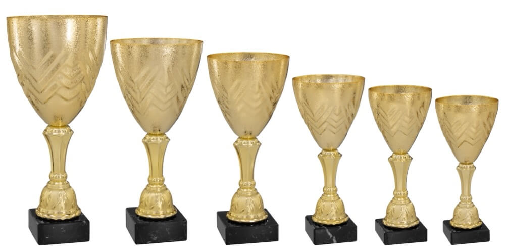 Goldfarbener Kelchpokal mit Zickzack-Muster