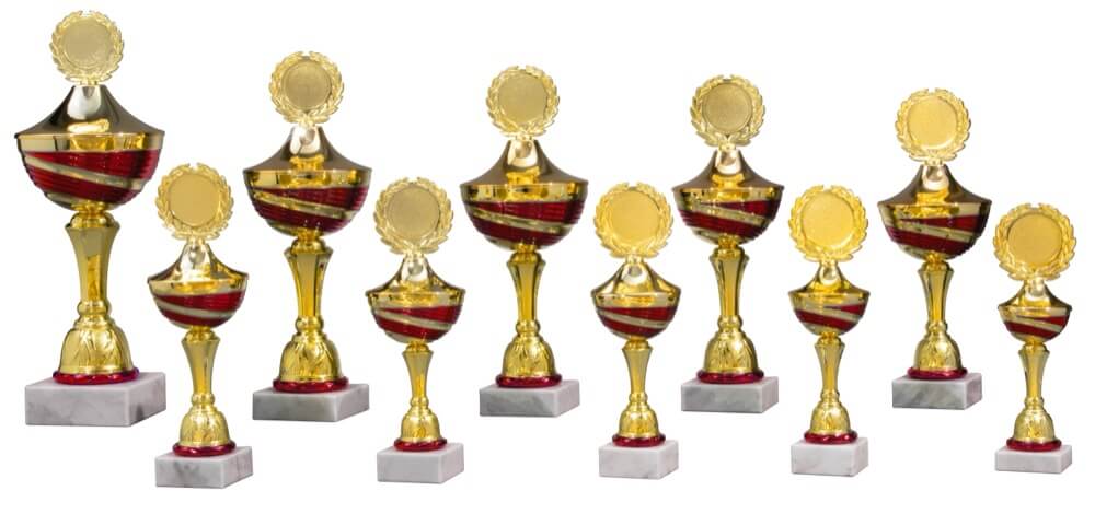 Goldener Pokal mit roten Akzenten und losem Deckel