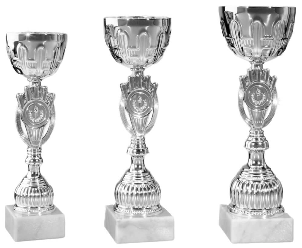 Silberfarbener Kelchpokal mit Figur und strukturiertem Sockel