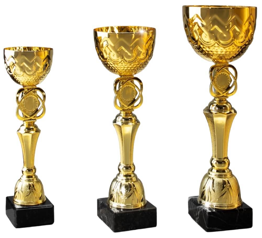 Goldfarbener Kelchpokal mit Wellenmuster auf schwarzem Sockel