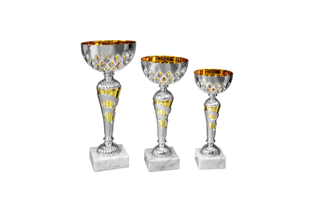 Goldfarbener Pokal mit strukturiertem Kelch und gelben Akzenten