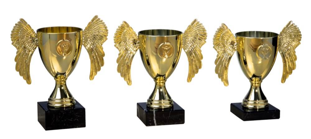 Goldfarbener Pokal mit Flügelverzierung