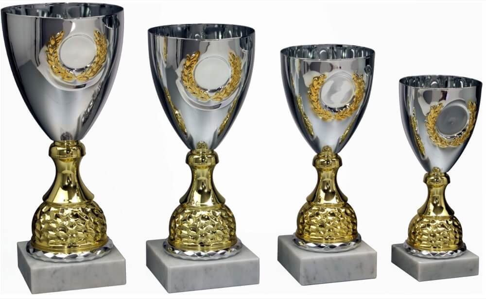 Pokal mit gold-silbernem Design und goldenem Kranz