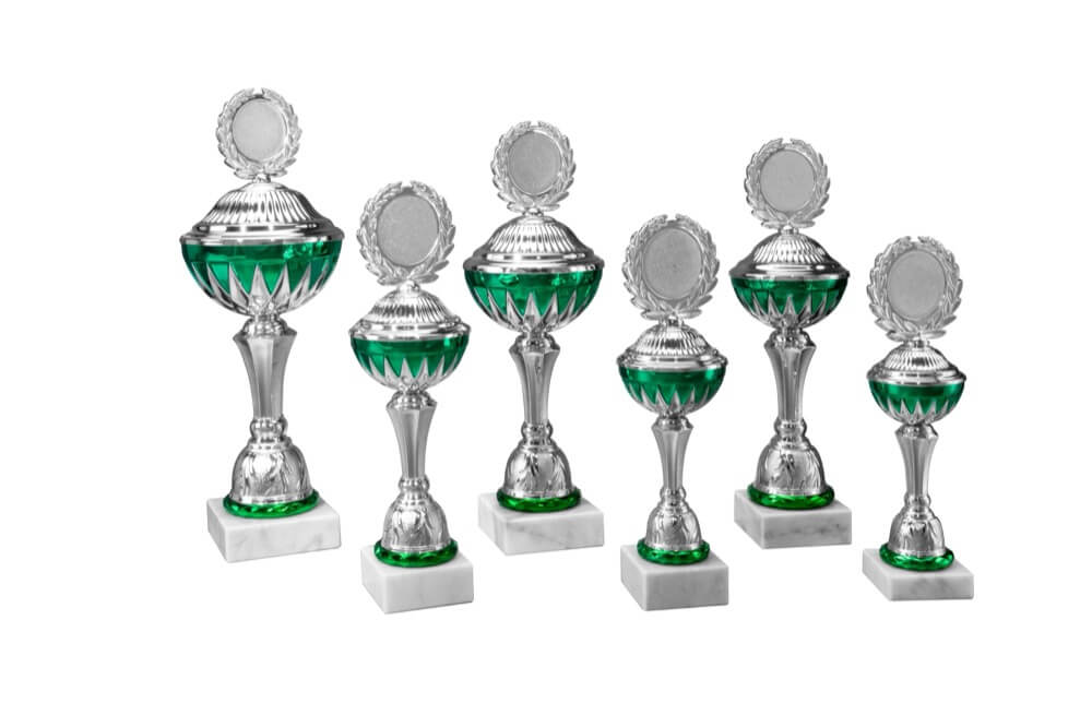 Silberpokal mit grünen Akzenten und losem Deckel