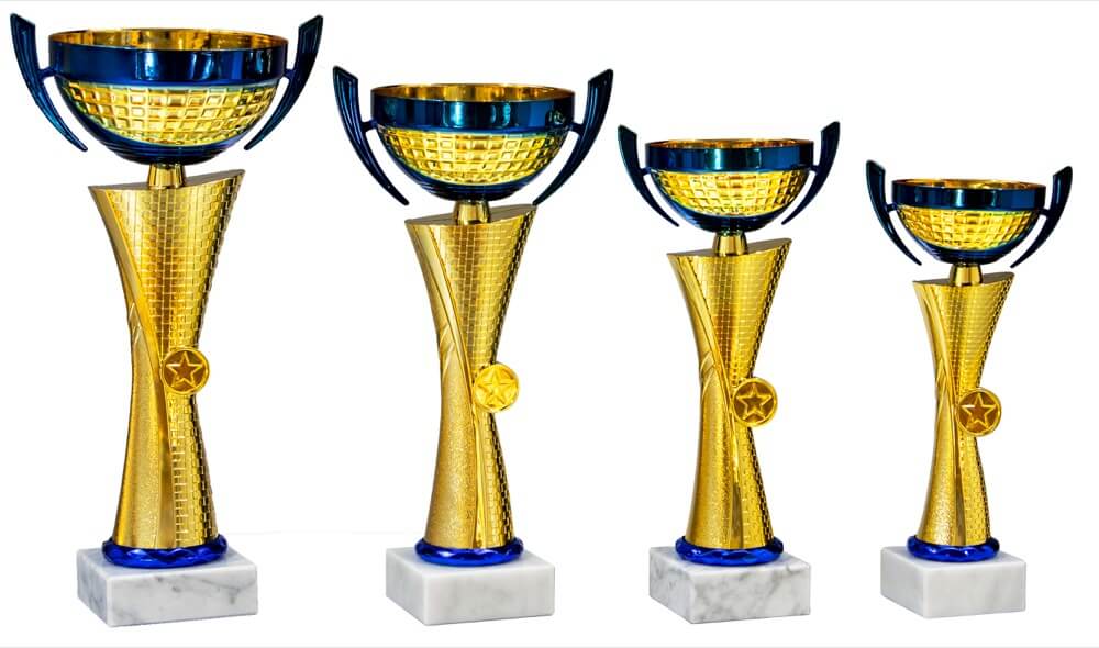 Goldfarbener Henkelpokal mit strukturiertem Kelch und blauen Akzenten