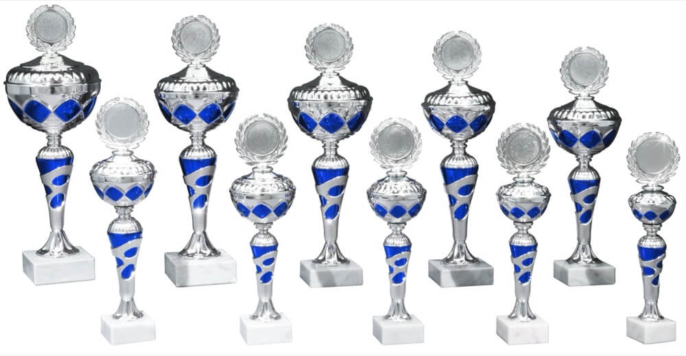 Silberpokal mit blauen Akzenten und festem Deckel