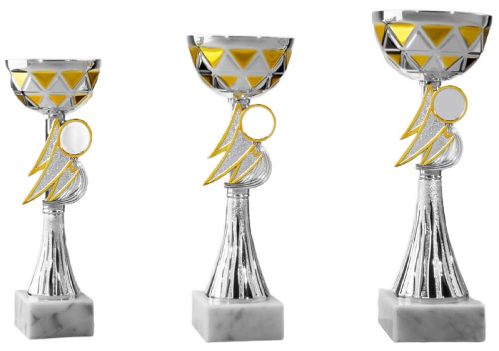 Goldfarbener Pokal mit Figur und wellenförmigem Kelch