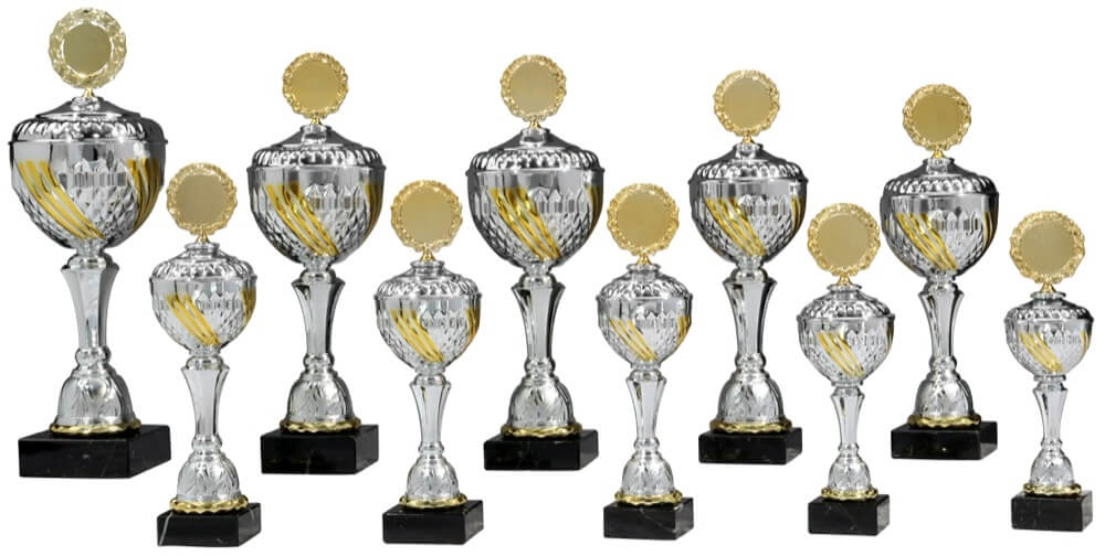 Silberfarbener Pokal mit herzförmigem Kelch und blauen Akzenten