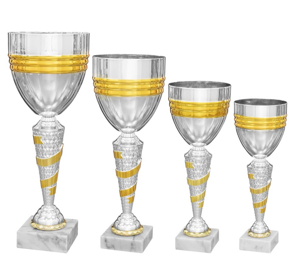 Silberfarbener Kelchpokal mit goldenen Bändern