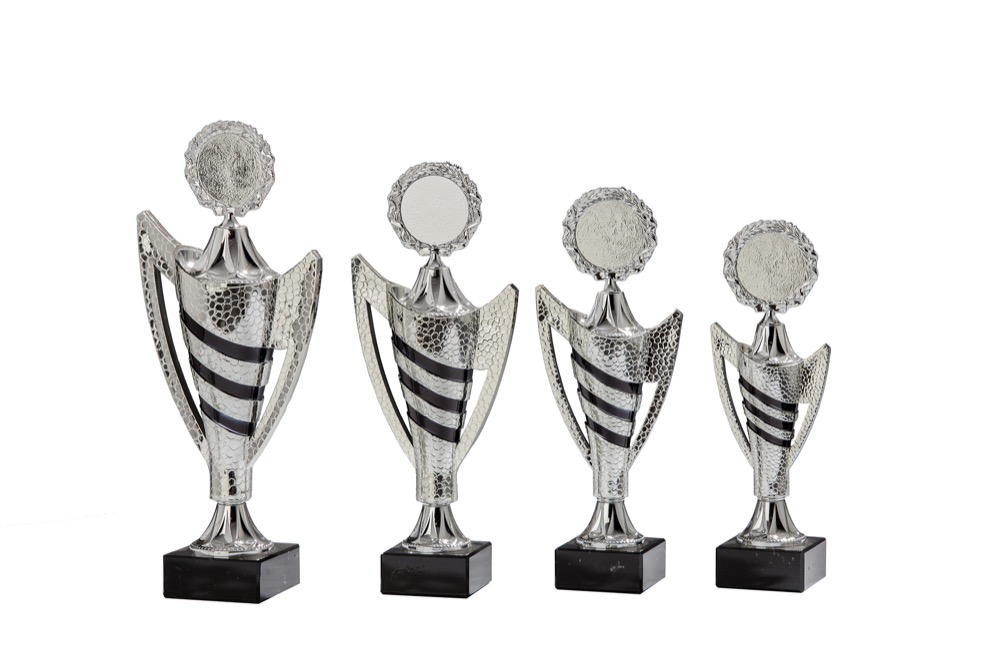 Moderner Pokal mit silber-schwarzer Farbgebung und Emblemhalterung 50mm