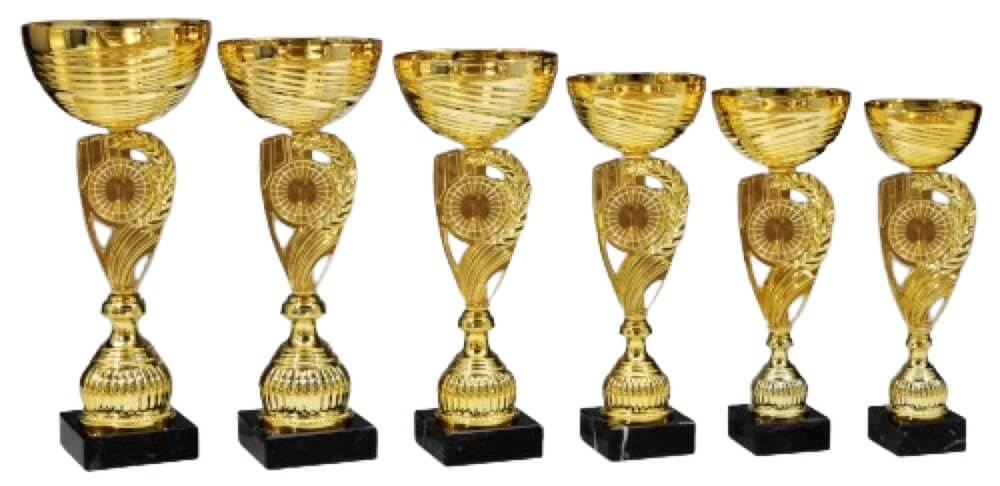 Goldfarbener Pokal mit geripptem Kelch und verdrehtem Fuß