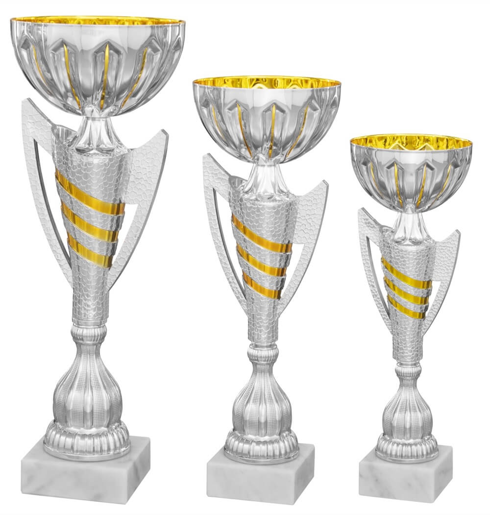 Silberfarbener Pokal mit gewelltem Kelch und gelben Akzenten
